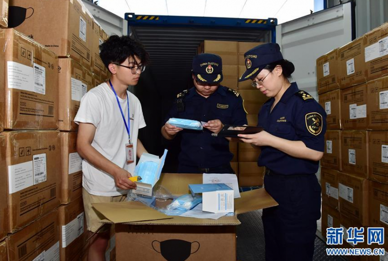 6月5日，浙江义乌海关工作人员在对出口欧洲的防疫物资进行查验。新华社发（吕斌 摄）