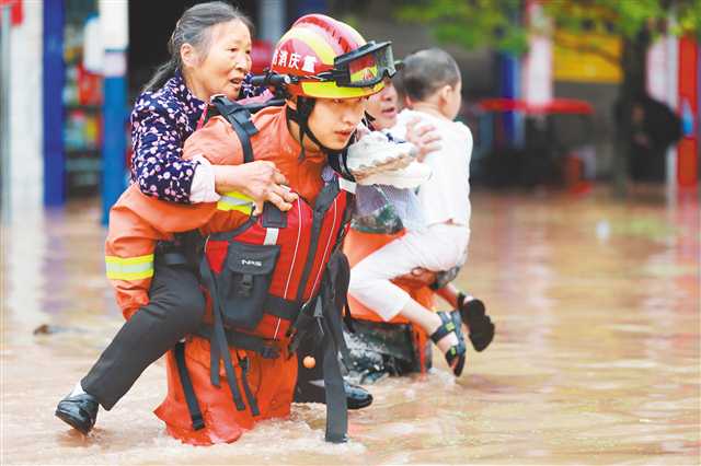 六月二十八日，受暴雨影響，涪陵區(qū)龍?zhí)舵?zhèn)龍?zhí)逗铀患眲∩蠞q，沿線及場(chǎng)鎮(zhèn)大面積被淹。圖為消防救援人員正在疏散被困群眾。通訊員 肖樂(lè)峰 攝 視覺(jué)重慶.jpg