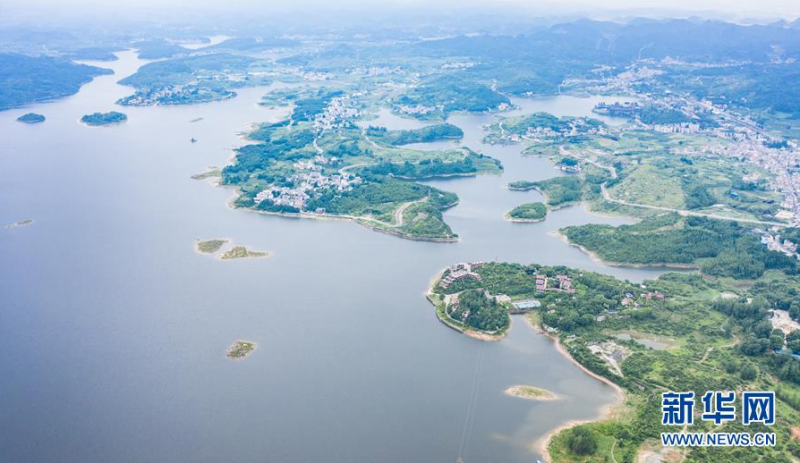 6月21日拍摄的红枫湖景区风光（无人机照片）。 夏至时节，贵州省清镇市红枫湖景区草木苍翠，秀丽的湖光山色吸引不少游客前来游玩。 新华社记者 陶亮 摄
