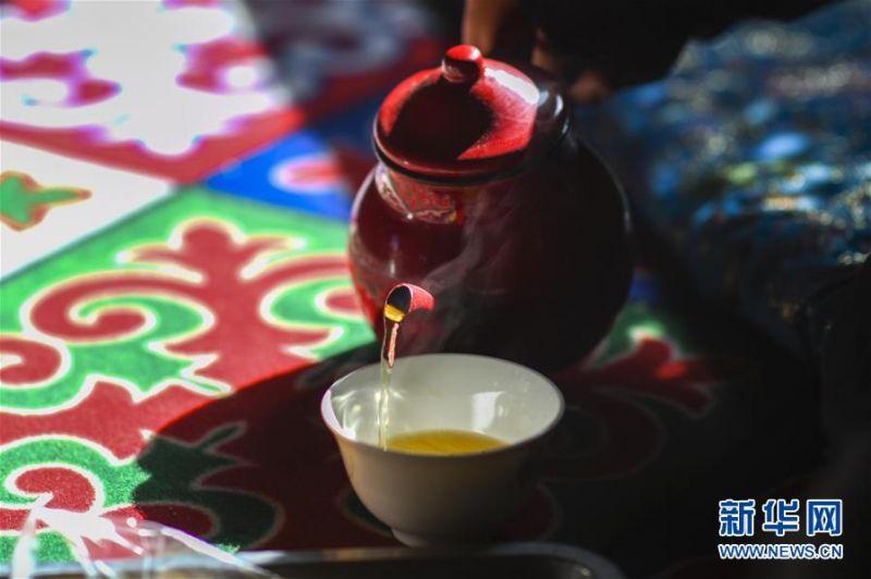 在新疆喀什老城的“百年茶馆”,茶客在品茶(5月17日摄)。 新华社记者 赵戈 摄