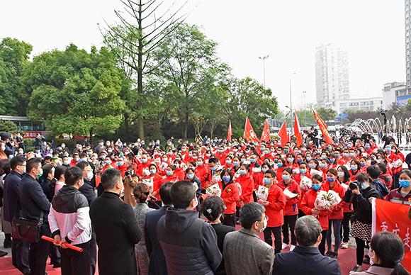 即將回家的援鄂醫(yī)務(wù)人員們