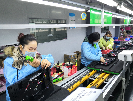 3月2日，同舟電子（重慶）有限公司車間，技術(shù)工人在組裝一體機(jī)電腦