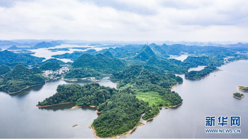 6月21日拍摄的红枫湖景区风光（无人机照片）。 夏至时节，贵州省清镇市红枫湖景区草木苍翠，秀丽的湖光山色吸引不少游客前来游玩。 新华社记者 陶亮 摄