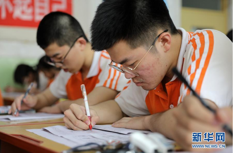 6月18日，河北省衡水市第十四中学高三年级学生在教室复习备考。 距2020年全国高考还有不到20天的时间，考生复习进入最后冲刺阶段。河北省衡水市第十四中学在积极做好高三学生复习备考的同时，开展多种形式的减压活动，帮助学生释放紧张情绪，以自信乐观的心态迎接高考。 新华社记者 朱旭东 摄