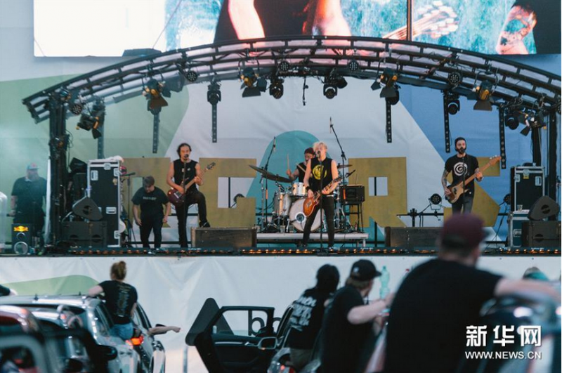 这是6月13日在德国波恩市拍摄的汽车音乐会现场。新华社发(唐颖摄)