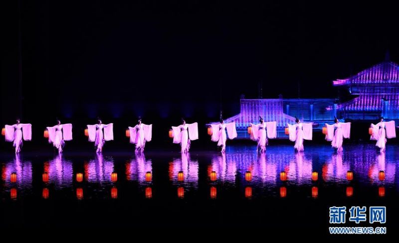 　　演员在《归来三峡》实景演出中表演（2019年3月28日摄）。新华社记者 王全超 摄