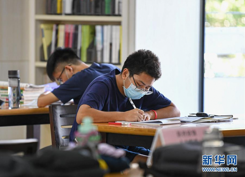 6月21日，市民在海南省图书馆学习。 新华社记者 蒲晓旭 摄