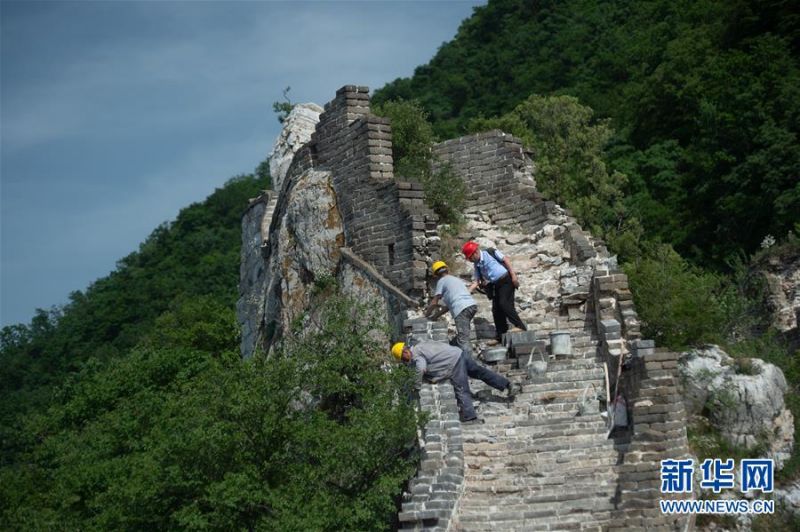 程永茂(右)在指导工人施工(6月10日摄)。新华社发(陈钟昊摄)