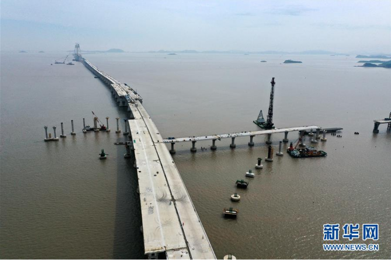 6月2日拍摄的在建中的舟岱大桥项目长白海上互通（无人机照片）。 在浙江省舟山市定海区马目海域，在建中的舟岱大桥初现雏形，各标段正全力冲剌。据了解，截至2020年5月底，浙江省交通集团宁波舟山港主通道项目工程中的舟岱大桥项目已累计完成形象进度76%。 新华社发（姚峰 摄）