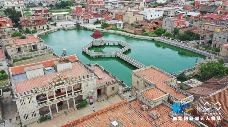 除了“触角沙滩”，塘东村还拥有保存完好的闽南古建筑群（无人机拍摄）。新华网 王雄 摄 飞手 林楷煜