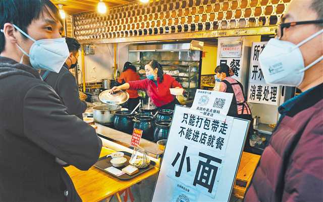 3月10日，渝北区冉家坝，餐馆外不少顾客和外卖小哥等着拿餐。记者 崔力 摄
