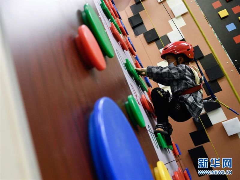 　　6月1日，小朋友在青海省西宁市新华联童梦乐园内玩耍。 当日是“六一”国际儿童节，小朋友们在丰富多彩的活动中欢度自己的节日。 新华社记者 张龙 摄