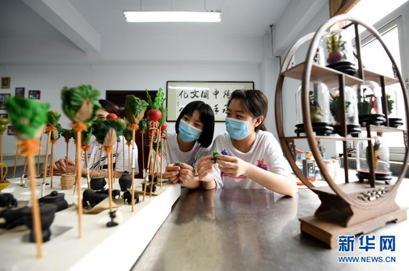 6月11日，在河北省石家庄市深泽县职业技术教育中心，学生们在学习面塑制作技艺。 深泽面塑是当地有名的民间手工技艺，传承历史悠久。石家庄市深泽县民间艺人王亮自幼酷爱手工，他专注面塑创作20多年，推出历史神话人物、十二生肖、田园风光等作品。近年来，王亮致力于传承面塑民间技艺，将其带到20多个国家和地区进行文化交流，让更多人接触、了解到中国传统民间艺术。 新华社发（许建园 摄）