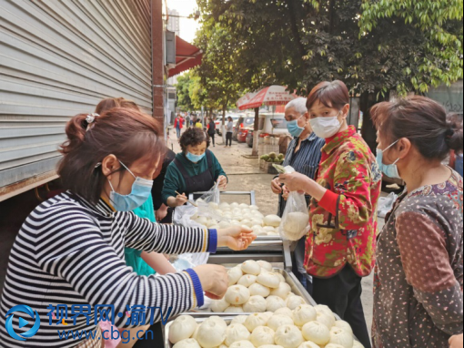 戰(zhàn)“疫”經(jīng)濟(jì)兩手抓：大渡口茄子溪街道助力餐飲行業(yè)復(fù)蘇(1)(1)671