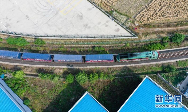 5月26日，中欧班列（海安—东盟）从中国铁路上海局集团有限公司海安物流基地缓缓驶出（无人机照片）。　　当日，一列满载工业机械零配件、纺织品、光伏产品等货物的中欧班列（海安—东盟）从江苏海安出发，开往越南河内。这标志着长三角地区至东盟的国际货运班列正式开行。 新华社记者 季春鹏 摄