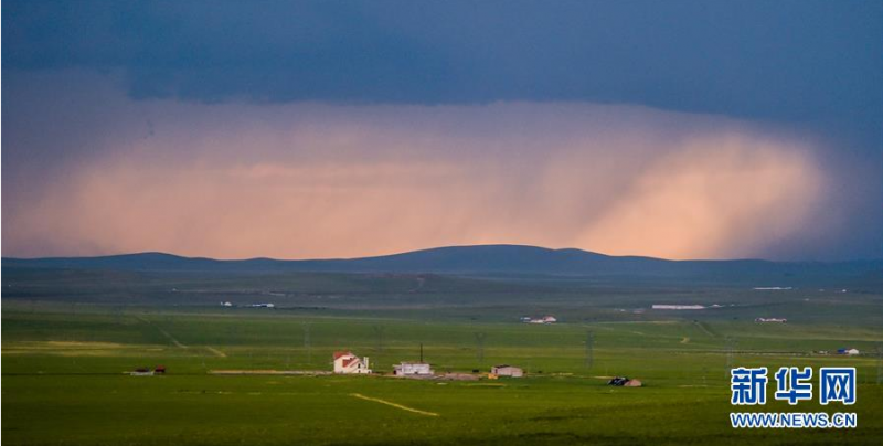 锡林郭勒盟乌拉盖草原风光（6月17日摄）。 初夏时节，内蒙古中部的锡林郭勒大草原风景如画。 新华社记者 连振 摄