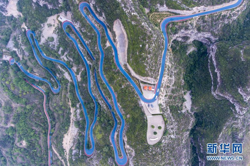 这是6月18日拍摄的通往太原市王封一线天景区的西山旅游公路（无人机照片）。新华社记者 杨晨光 摄