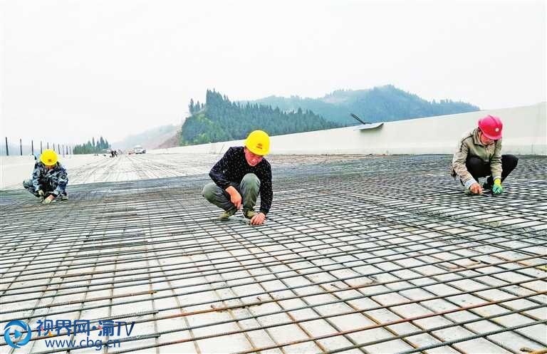 新生港疏港大道進(jìn)港路控制性工程四方碑大橋建設(shè)現(xiàn)場，建筑工人在橋面施工。（攝影：趙軍）