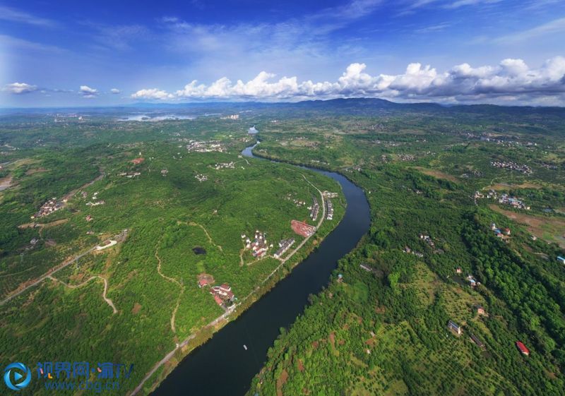 雨過天晴，俯瞰重慶市長壽區(qū)鄰封柚鄉(xiāng)，山清水秀，柚林碧綠，農(nóng)舍星羅棋布，處處呈現(xiàn)盎然生機。攝影 袁志龍