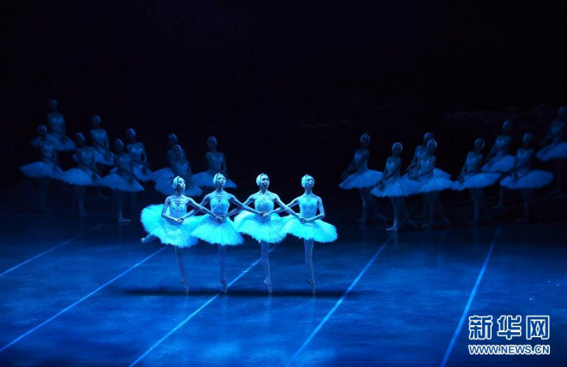 6月18日晚，上海芭蕾舞团演员在上海大剧院演出经典芭蕾舞剧《天鹅湖》。新华社记者 任珑 摄