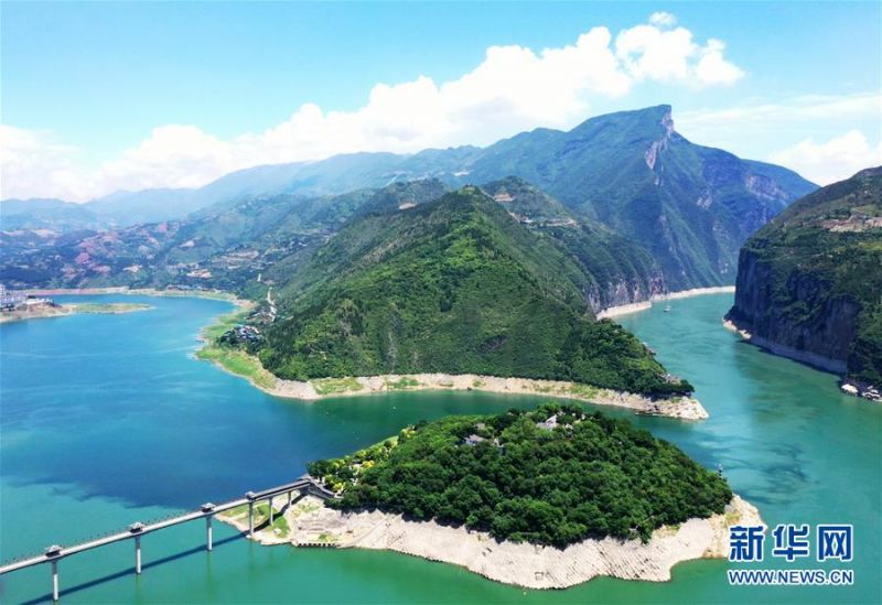 　这是5月29日拍摄的瞿塘峡一带景象（无人机照片）。　　初夏时节，位于重庆市奉节县境内的长江瞿塘峡一带景色宜人，秀美如画。　　新华社记者 王全超 摄