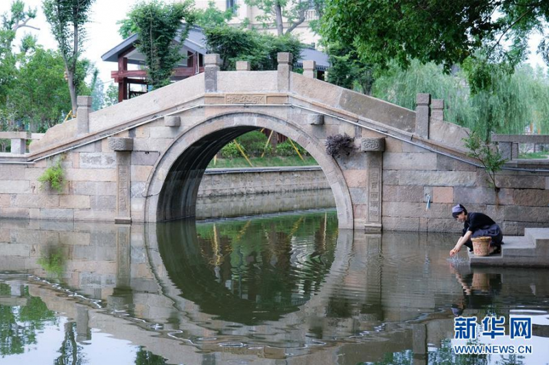 5月28日，村民在湖州市织里镇庙兜村的河边洗水果。 近年来，浙江省湖州市织里镇南太湖沿岸的义皋村、伍浦村、庙兜村等水乡村落在美丽乡村建设中突出“一村一品”，利用滨湖风光、溇港资源和乡村文化，打造各具特色的水乡民宿，促进美丽经济发展，助力农民增收。 新华社记者 徐昱 摄
