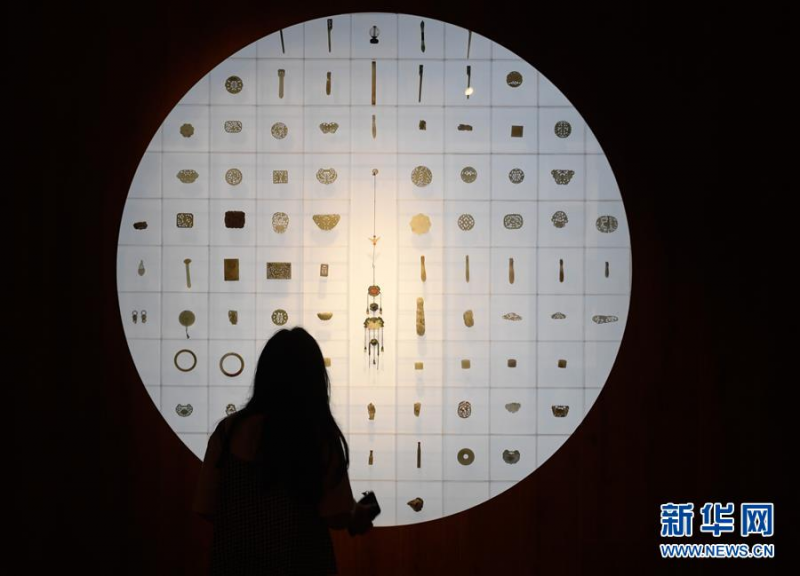 6月12日，观众在奉化博物馆观看明清时期民间使用的玉饰。 当日，主体建筑由原热电厂发电车间改造而来的浙江省宁波市奉化博物馆首次向公众开放。该博物馆建筑保留了原热电厂的柱梁等钢结构体系和煤斗、耐火砖等工业遗存，带有浓厚的工业风。展厅面积约6000平方米，由3个常设展厅和5个临时展厅组成，目前基本陈设的文物达3000多件。 新华社记者 黄宗治 摄