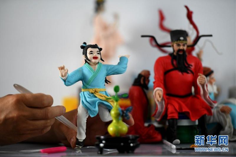 6月11日，在河北省石家庄市深泽县职业技术教育中心，民间艺人王亮在进行面塑创作。 深泽面塑是当地有名的民间手工技艺，传承历史悠久。石家庄市深泽县民间艺人王亮自幼酷爱手工，他专注面塑创作20多年，推出历史神话人物、十二生肖、田园风光等作品。近年来，王亮致力于传承面塑民间技艺，将其带到20多个国家和地区进行文化交流，让更多人接触、了解到中国传统民间艺术。 新华社发（许建园 摄）