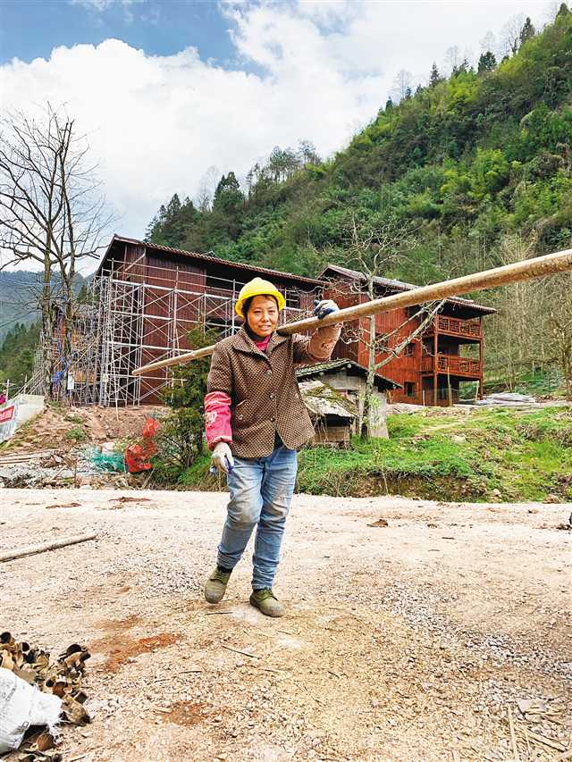   3月19日，康啟英在工地上務(wù)工。記者 顏安 攝