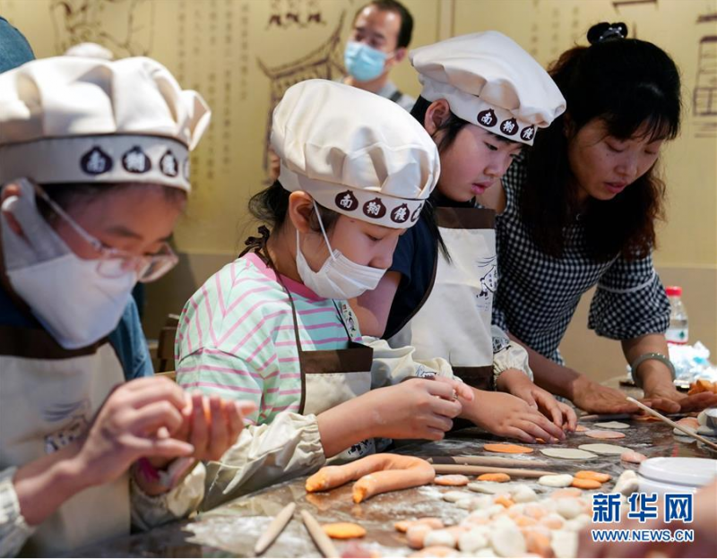 5月30日，小朋友们在体验制作小笼包。新华社记者 刘颖 摄