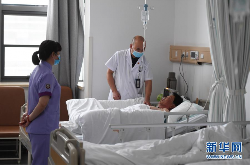 6月15日,医生在温岭市第一人民医院住院病房察看一位伤员的身体恢复情况。 6月13日下午4点40分左右,一辆满载液化石油气的槽罐车在浙江省温岭市G15沈海高速公路出口发生爆炸,引发周边民房及厂房倒塌,造成重大人员伤亡。目前,现场大规模搜救工作已基本结束,事故已造成20人死亡。 据统计,截至6月15日7时,当地多家医院共收治伤员185人,其中10人经抢救无效死亡,目前在医院救治175人,其中重伤人员24名。 新华社记者 黄宗治 摄