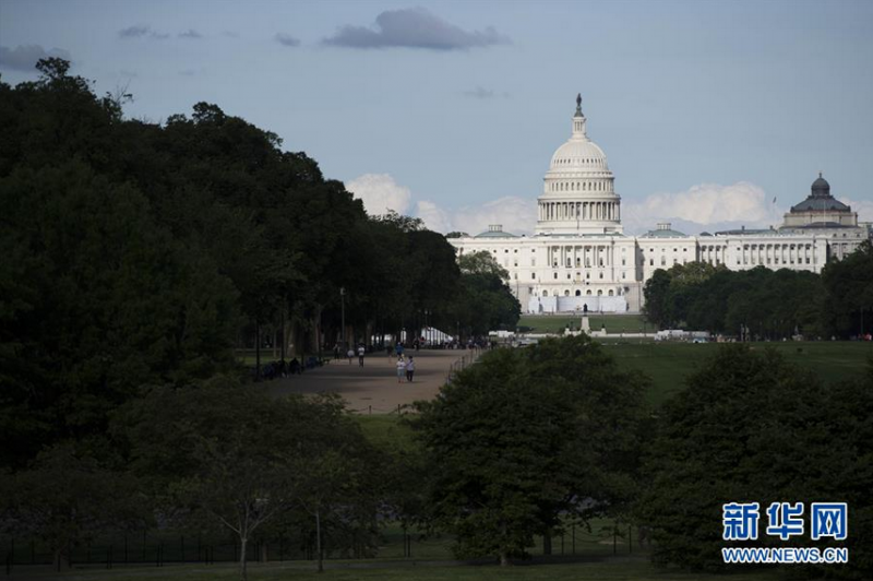 这是5月27日在美国首都华盛顿拍摄的国会大厦。 美国首都华盛顿市市长缪里尔·鲍泽27日宣布,该市因新冠疫情实施的“居家令”将于29日开始逐步解除。 新华社记者 刘杰 摄