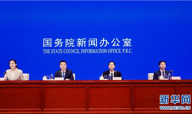 6月11日，国务院新闻办公室在北京举行新闻发布会，请水利部副部长叶建春、水旱灾害防御司司长田以堂、水文水资源监测预报中心负责人刘志雨介绍水旱灾害防御有关情况，并答记者问。 新华社记者 潘旭 摄