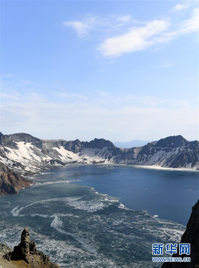 　　这是6月12日拍摄的长白山天池。近日，长白山天池冰层逐渐消融，迎来“开冰季”。 新华社记者林宏摄