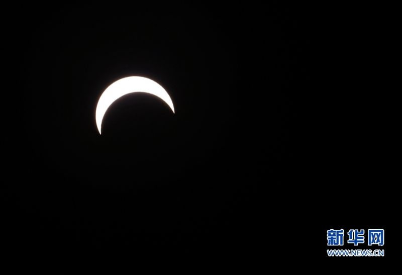 　　21日下午3时56分，福建漳州，这是初亏，太阳“缺角”越来越大，看起来像弯月。新华网 肖和勇 摄