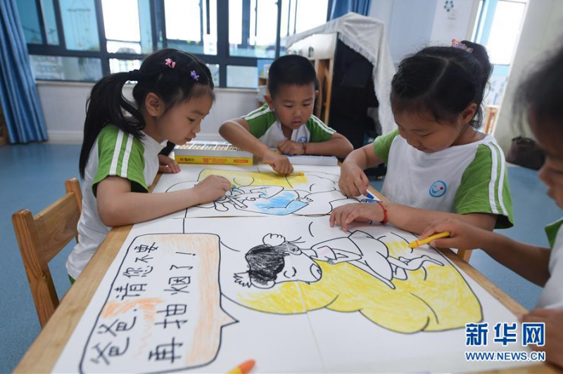 5月28日，长兴县夹浦镇中心幼儿园的孩子绘制无烟日小海报。 当日，为了迎接即将到来的世界无烟日，浙江省长兴县夹浦镇中心幼儿园开展了“保护幼儿，远离烟草，健康生活”主题宣讲活动。夹浦镇卫生院的医生结合真实案例向孩子们宣讲无烟日的意义，普及健康生活理念。孩子们还用画笔一起设计了“禁止吸烟”的标志与“无烟日小海报”。 新华社记者 徐昱 摄