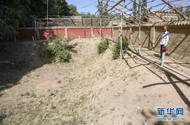 这是新疆和田地区和田县布扎克村一处废弃的涝坝(5月21日摄)。 新华社记者 赵戈 摄