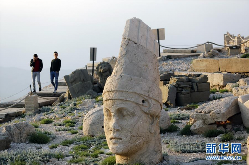 6月14日,游客在土耳其阿德亚曼省内姆鲁特山参观陵墓遗迹。 内姆鲁特山位于土耳其东南部阿德亚曼省,以其山顶的陵墓遗迹闻名,1987年被列入联合国教科文组织世界遗产名录。 新华社发(穆斯塔法·卡亚摄)