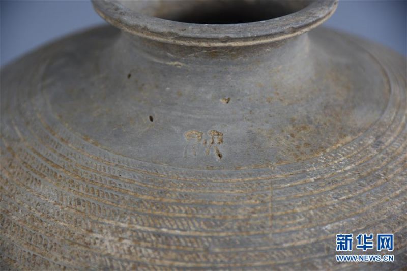 　　带“陕亭”印戳的陶器（资料照片）。 新华社发