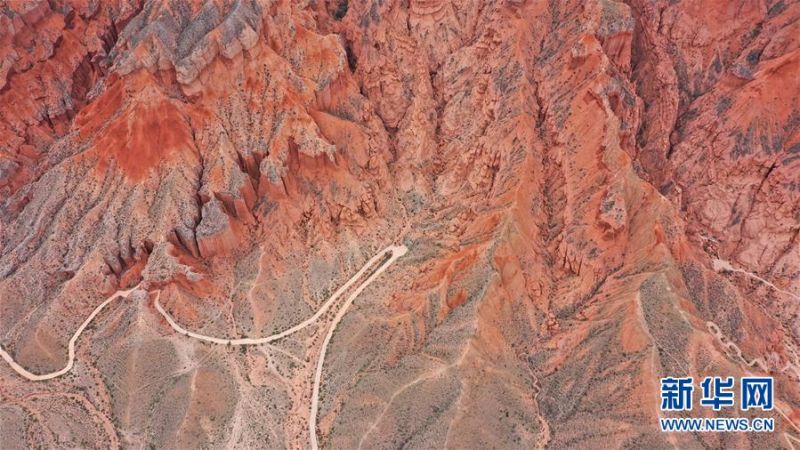 这是6月15日拍摄的位于贵德县境内的丹霞地貌(无人机照片)。 夏日时节,位于青海省海南藏族自治州的贵德县迎来连日降雨,多彩的丹霞地貌在雨后色泽愈发鲜艳,在云雾的笼罩下形成一幅幅独特画卷。 新华社记者 吴刚 摄