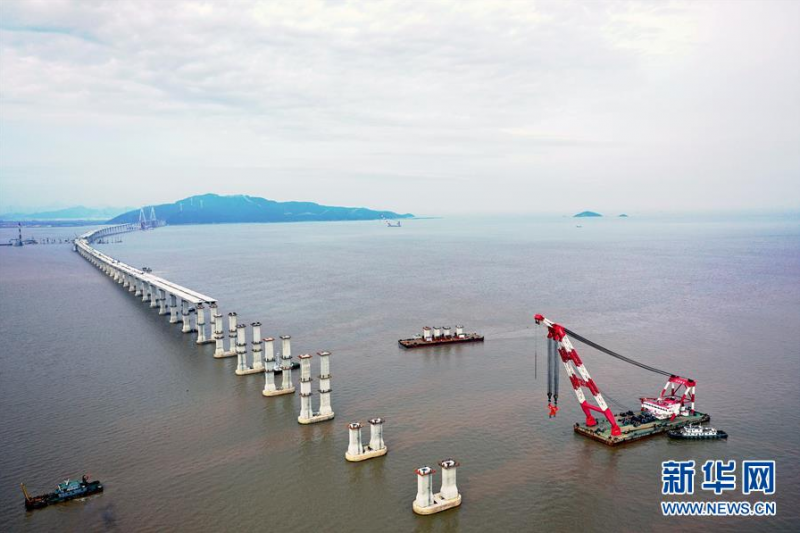 6月2日拍摄的在建中的舟岱大桥项目七十米跨非通航孔桥墩身安装区（无人机照片）。 在浙江省舟山市定海区马目海域，在建中的舟岱大桥初现雏形，各标段正全力冲剌。据了解，截至2020年5月底，浙江省交通集团宁波舟山港主通道项目工程中的舟岱大桥项目已累计完成形象进度76%。 新华社发（姚峰 摄）