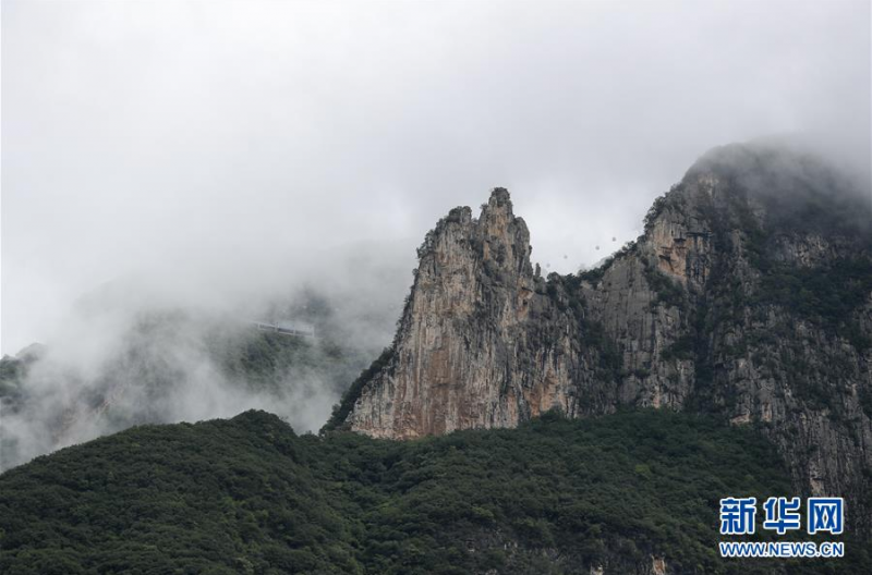 这是6月21日在重庆市巫山县拍摄的雨后巫峡景观，碧山如画，云雾缭绕。新华社记者 黄伟摄