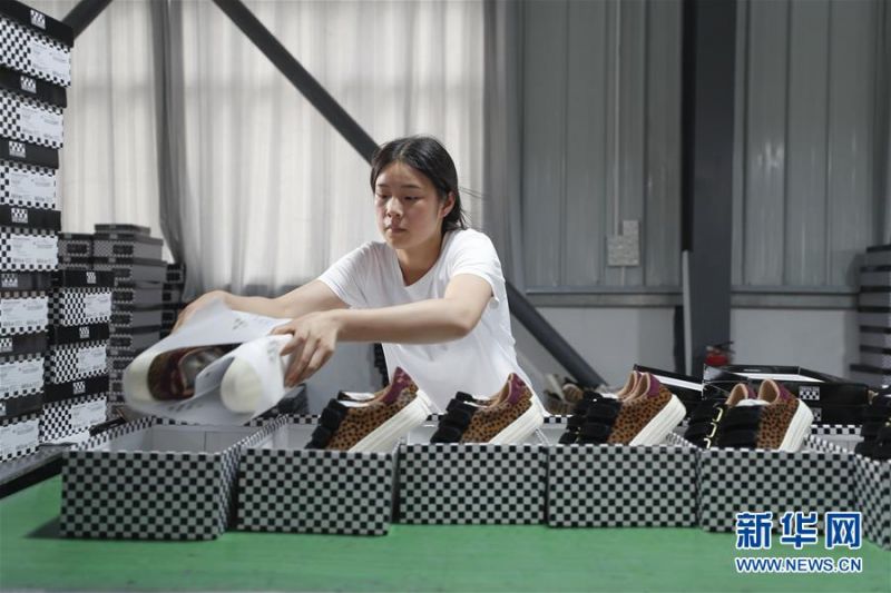 　6月18日，在重庆市奉节县安坪镇弘源鞋业扶贫车间，工人在生产线上打包成品鞋。 近年来，重庆市奉节县安坪镇利用场地、劳动力等优惠政策，逐步建设三期扶贫车间7700平方米，发展制伞、制鞋、制衣等企业9家，累计带动贫困户100余人在家门口就业，实现脱贫增收。 新华社记者 黄伟 摄