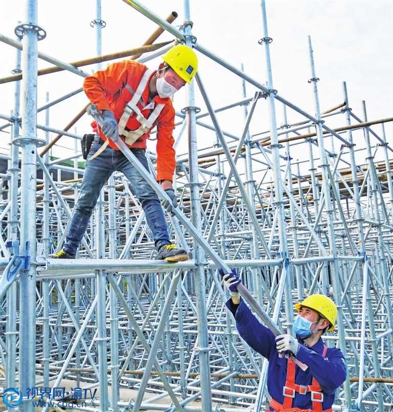 忠信大道東溪河大橋施工現(xiàn)場，建筑工人在搭設(shè)橋梁引橋施工腳手架。（攝影：趙軍）