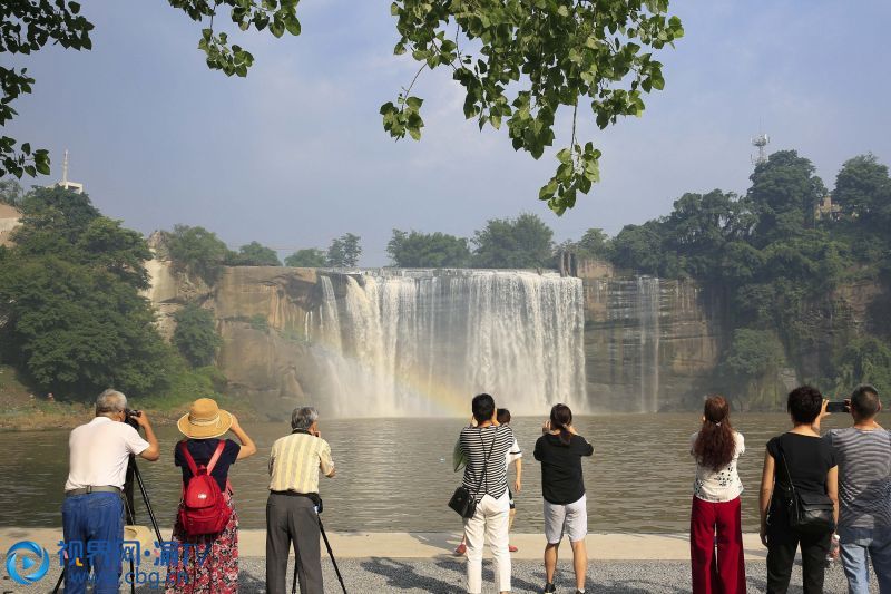 6月6日，天氣晴好，游人在重慶北碚大磨灘濕地公園游玩。北碚大磨灘濕地公園是梁灘河流域生態(tài)綜合治理項(xiàng)目的重點(diǎn)工程之一，經(jīng)過(guò)有效治理，梁灘河水質(zhì)顯著提升。在此基礎(chǔ)上，北碚區(qū)對(duì)大磨灘瀑布水域、岸線、周邊環(huán)境進(jìn)行了整體改造，讓大磨灘濕地公園顯現(xiàn)清水綠岸美麗景象，成為市民休閑的好去處。(攝影：秦廷富）