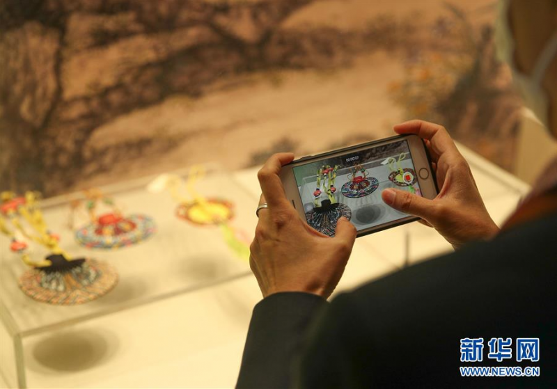 5月28日，观众在沈阳故宫博物院的“古趣童心——清宫文物中的儿童世界”展览上录像。 当日，沈阳故宫博物院举办“古趣童心——清宫文物中的儿童世界”展览，展出的50件（套）珍贵文物带领观众一窥清代儿童的生活面貌。 新华社记者 龙雷 摄