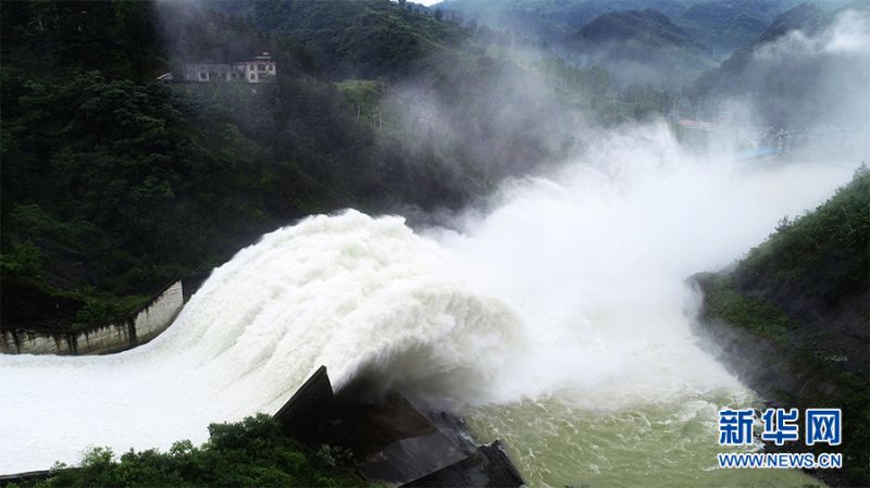 受近段时间的强降雨影响，重庆市酉阳县多条河流河水猛涨，部分水库接近汛限水位。6月18日，位于酉阳县境内的金家坝水库开闸泄洪，确保水库安全。新华网发（陈碧生 摄）