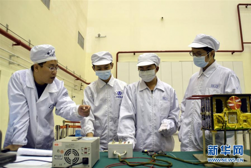哈尔滨工业大学紫丁香学生微纳卫星团队工作照（资料照片）。新华社发