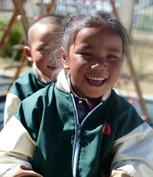 6月17日，桑珠孜区江当村幼儿园里的孩子在玩耍。 近年来，西藏日喀则市桑珠孜区重视幼教事业发展，大力兴建幼儿园，解决当地农牧民子女学前教育问题，目前全区入园率达到99.96%。 新华社发（索朗罗布 摄）