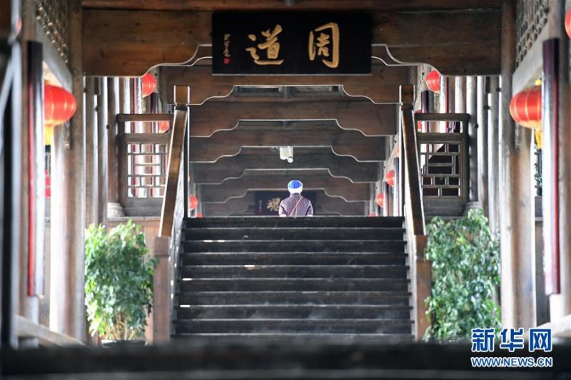 　3月12日，一位老人在濯水古鎮(zhèn)景區(qū)內(nèi)散步。 近日，位于重慶黔江區(qū)的國家4A級旅游景區(qū)濯水古鎮(zhèn)逐步恢復開放，當?shù)卣诰皡^(qū)內(nèi)設置了多處體溫監(jiān)測點，切實保障游客安全。 新華社記者 唐奕 攝